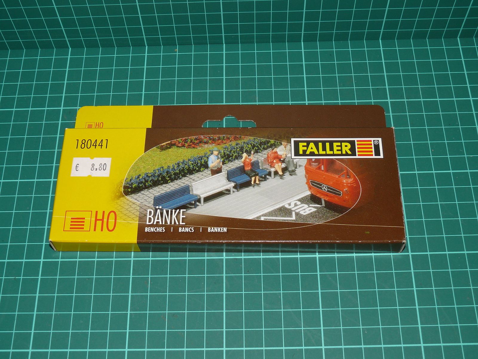 Faller 180441 H0 – Stavebnice laviček do parku a na nástupiště (20 ks ve 4 barvách), nové / nerozbalené – H0
