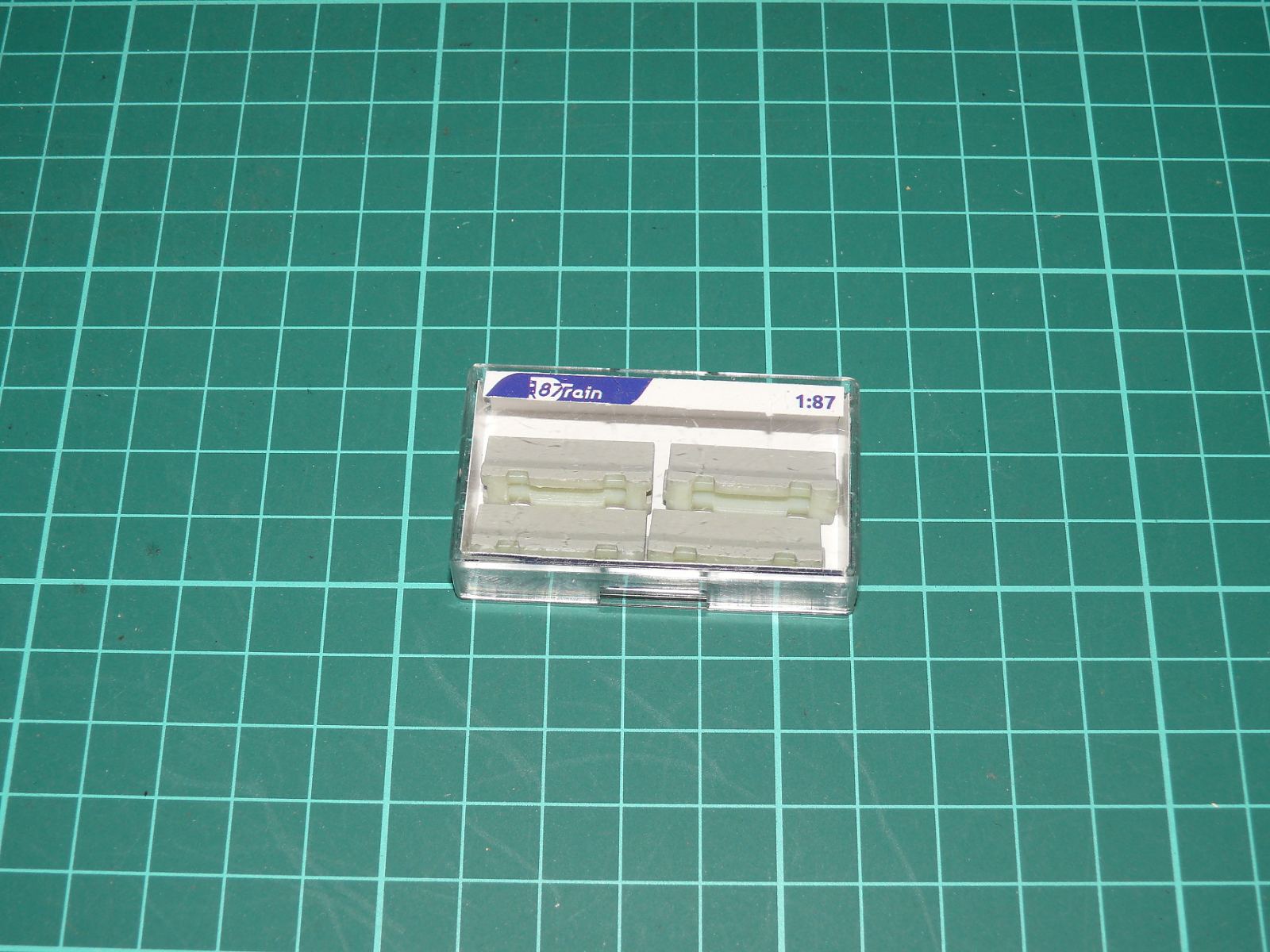 87Train 222.28 H0 (1:87) – Betonové silniční/dálniční svodidla New Jersey (4 ks), nové v krabičce – H0