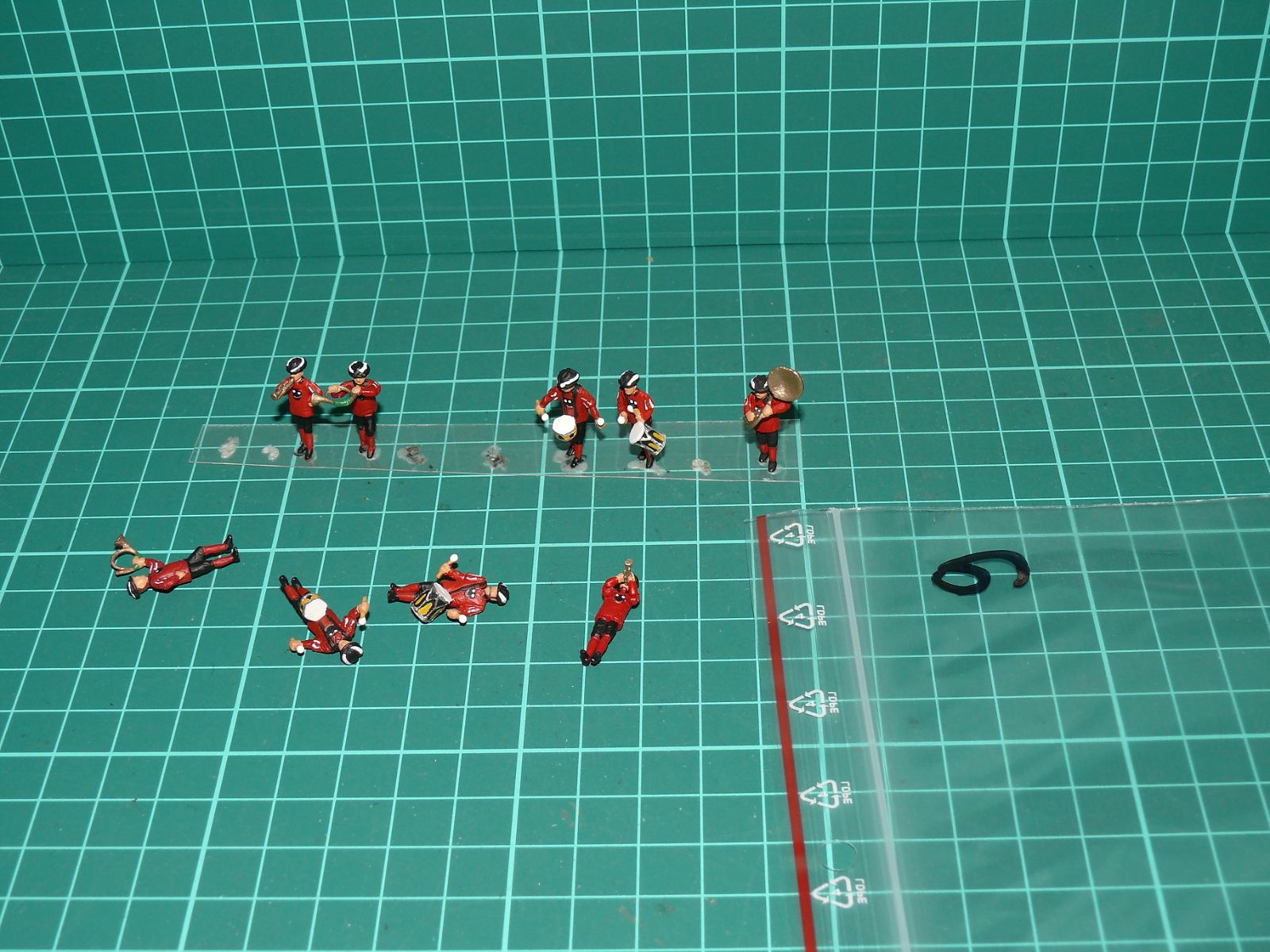 H0 / TT – Sada ručně barvených figurek Dechová hudba / Pochodová kapela v uniformách (9 ks) – H0