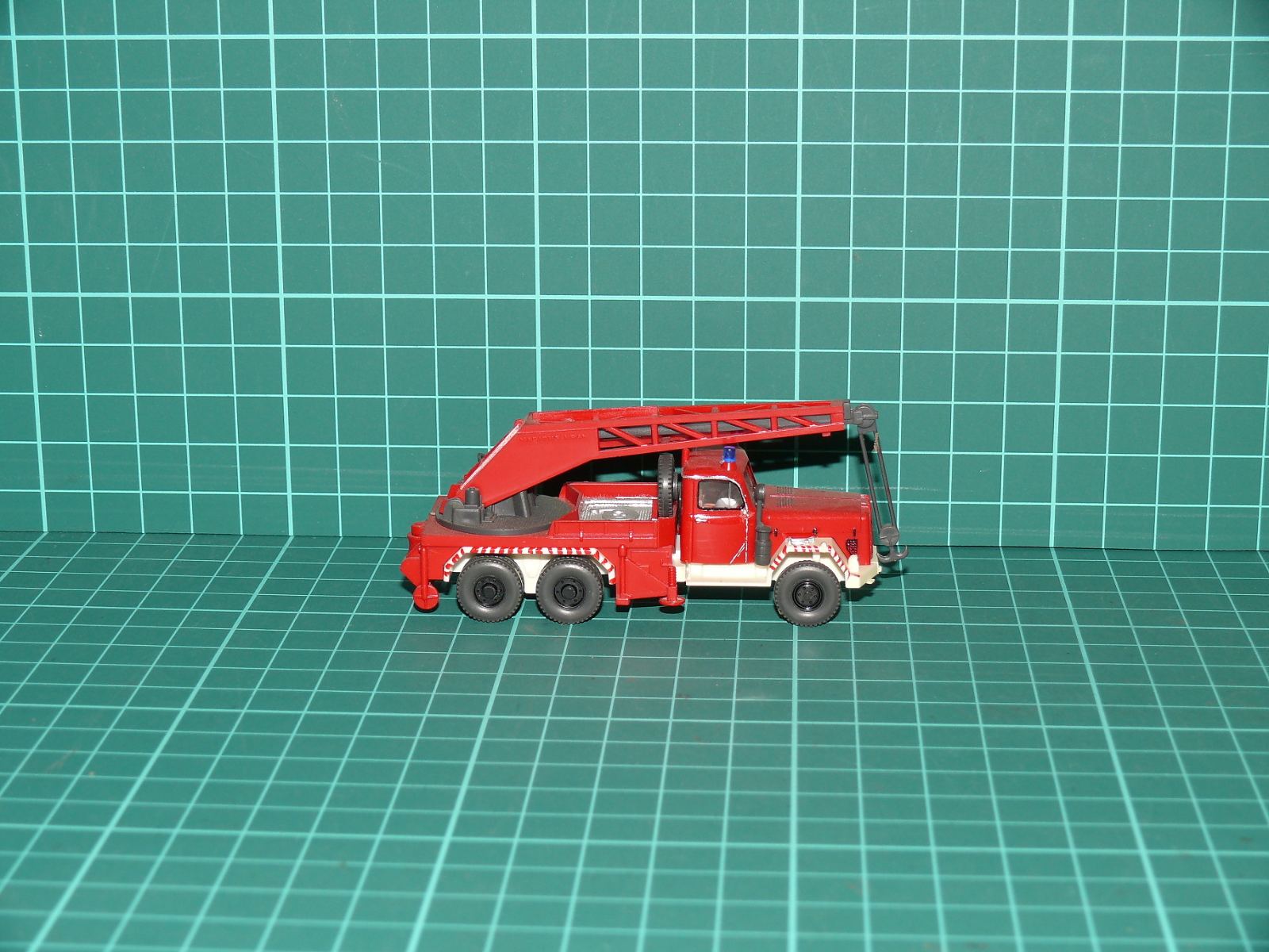 Wiking H0 (1:87) – Magirus Deutz hasičský těžký autojeřáb KW 15 / Feuerwehr Kranwagen – H0