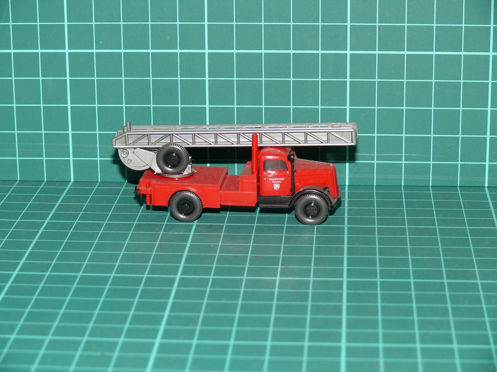 Wiking H0 (1:87) – Mercedes-Benz L 3500 historický hasičský žebřík DL 25 / Berufsfeuerwehr – H0