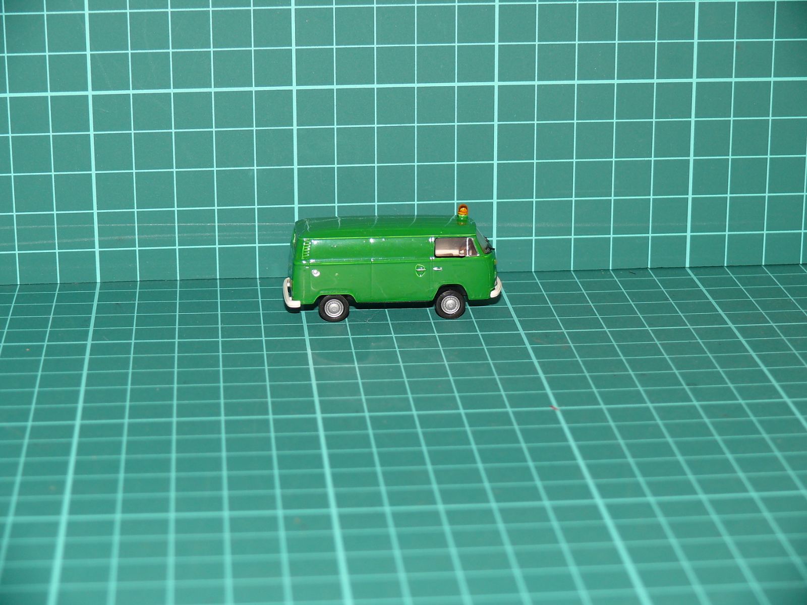 Brekina - Volkswagen T2 Skříňová dodávka s majákem (servisní/užitkový) – H0