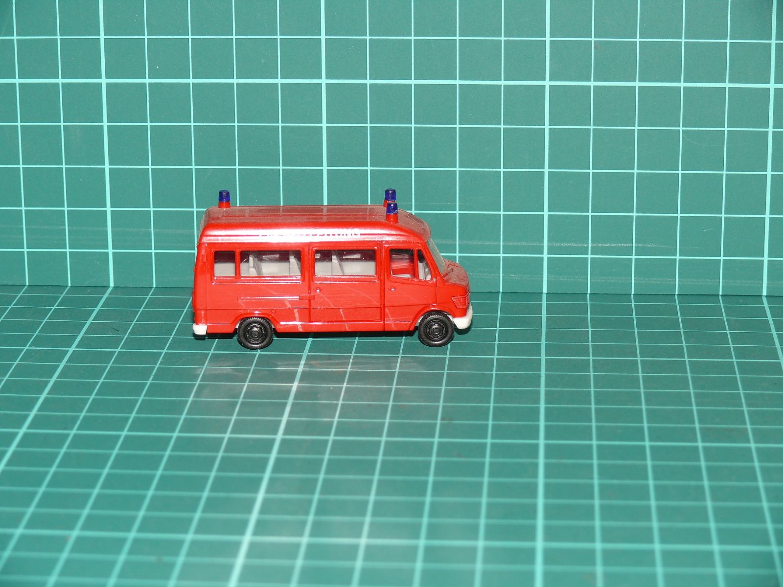 Wiking H0 (1:87) – Mercedes-Benz T1 (Bremer) hasičské velitelské vozidlo / Einsatzleitung – H0