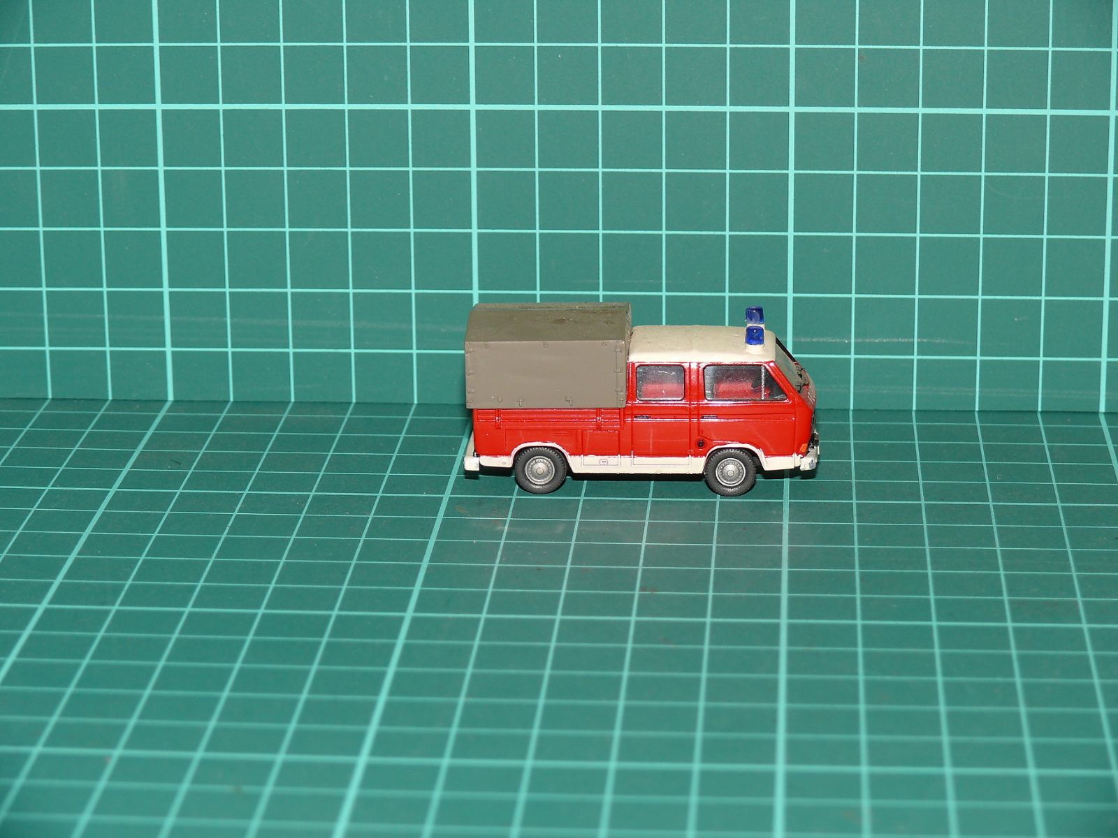 Wiking / Herpa H0 (1:87) – Volkswagen T3 hasičský valník s dvojkabinou a plachtou / Feuerwehr Doka – H0
