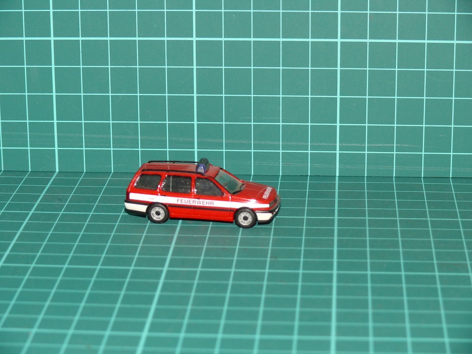 Herpa H0 (1:87) – Volkswagen Passat Variant (B3) hasičské velitelské vozidlo / Feuerwehr – H0