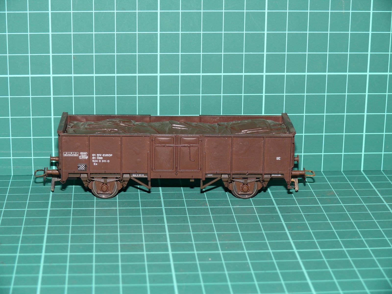 Roco H0 (1:87) – Dvounápravový otevřený vůz Es (ÖBB) s nákladem pod plachtou / RIV-EUROP – H0