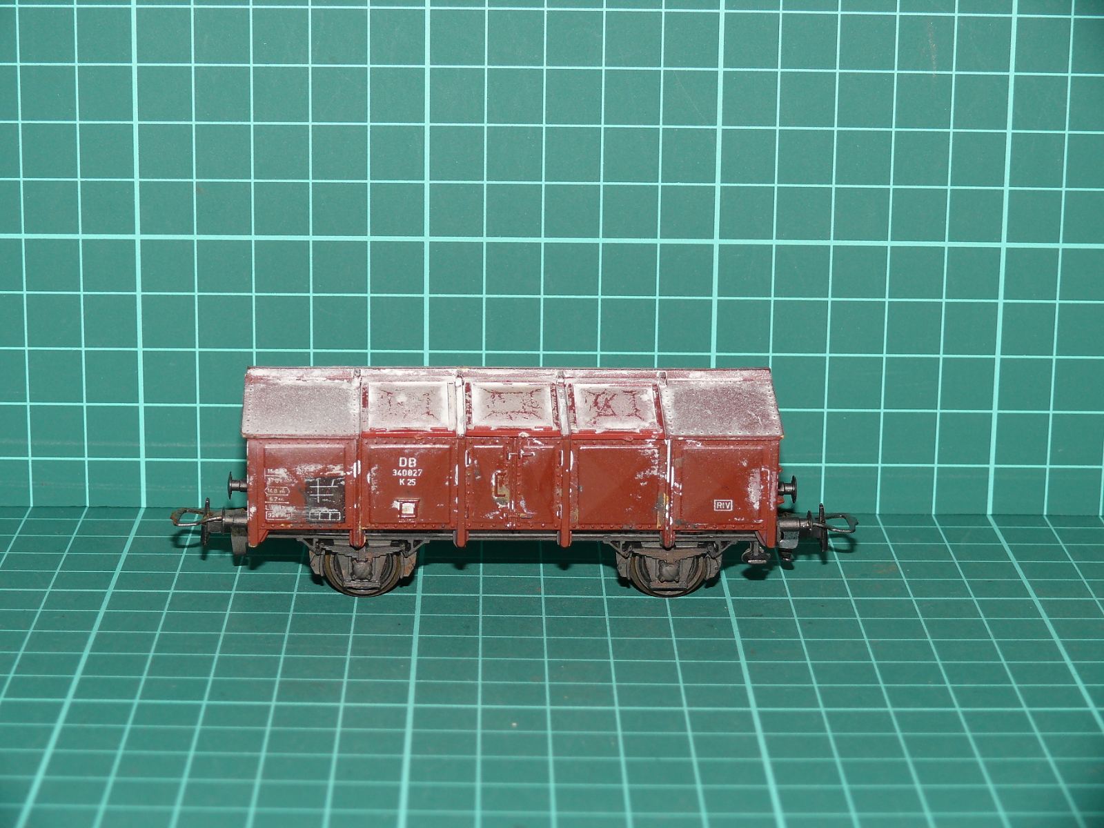 Röwa / Roco H0 (1:87) – Dvounápravový odklopný nákladní vůz K 25 (DB) s patinou / Klappdeckelwagen – H0