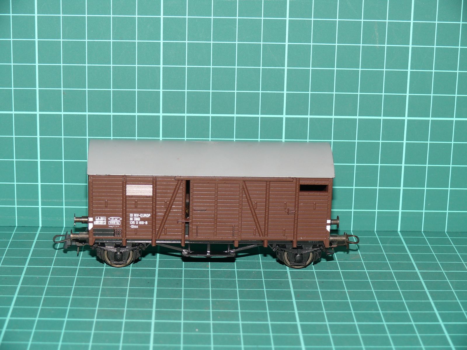 Kleinbahn H0 (1:87) – Dvounápravový krytý nákladní vůz Gkns (ÖBB) / RIV-EUROP Made in Austria – H0