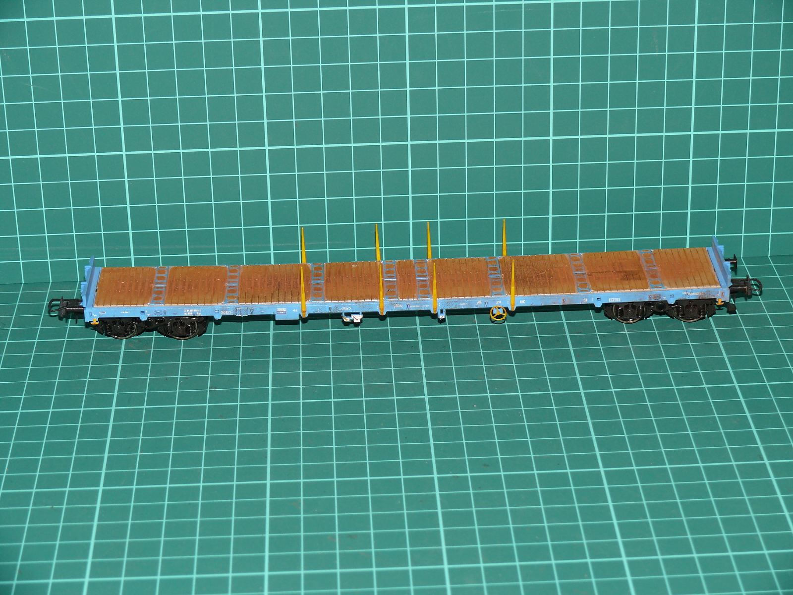 Roco H0 (1:87) – Čtyřnápravový plošinový / klanicový vůz Res (ÖBB) s patinou – H0