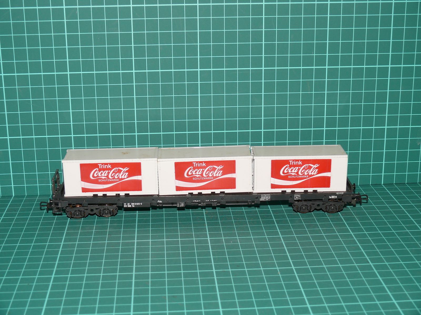 Röwa / Roco H0 (1:87) – Čtyřnápravový kontejnerový vůz Ssgmms s kontejnery „Trink Coca-Cola“ – H0