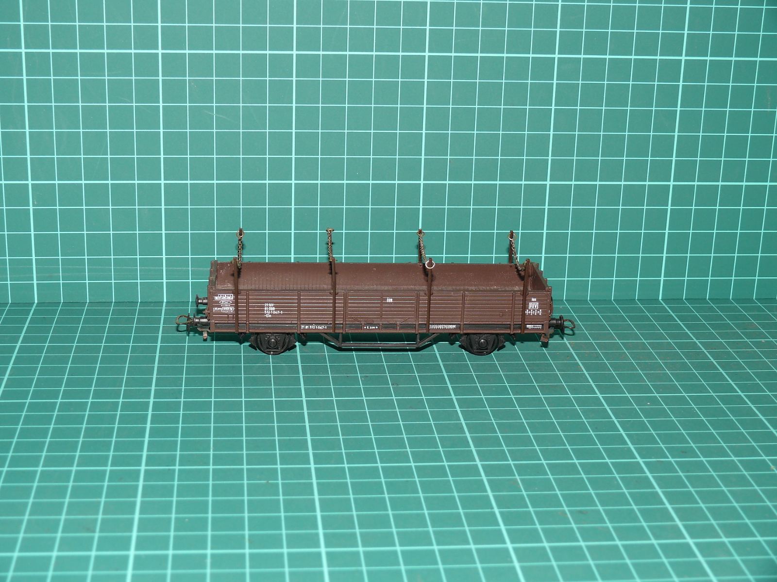 Kleinbahn H0 (1:87) – Dvounápravový nízkostěnný klanicový vůz Eb (ÖBB) s řetězy / Made in Austria – H0
