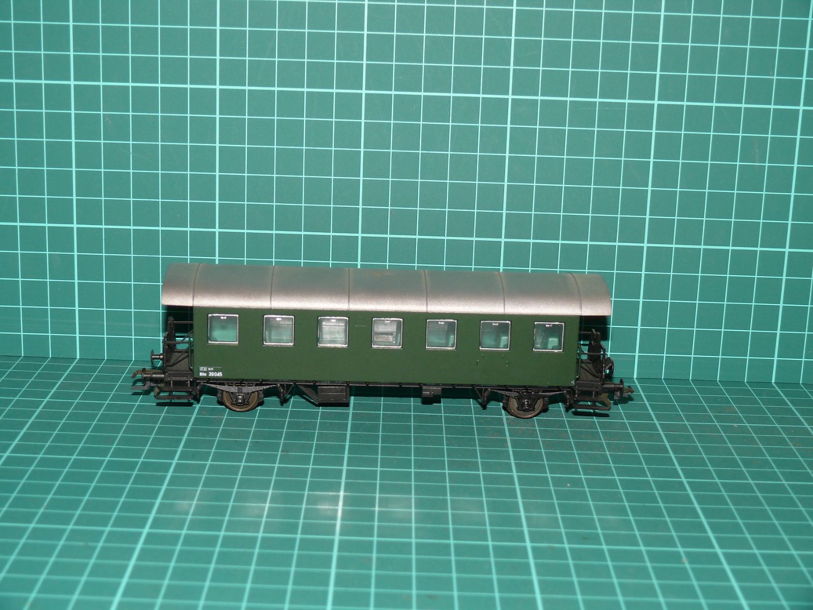 Roco H0 (1:87) – Dvounápravový osobní vůz Biho 39045 (ÖBB) s otevřenými nástupními plošinami (Spantenwagen) – H0