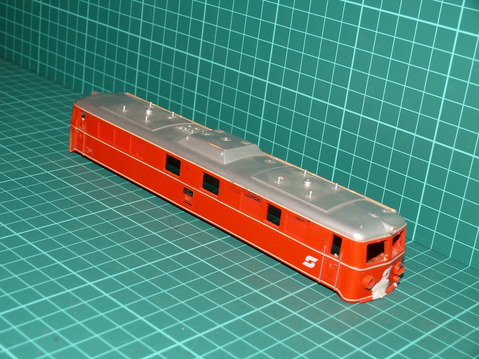 Kleinbahn / Roco H0 (1:87) – Karoserie elektrické lokomotivy ÖBB řady 1042 / na stavbu, přestavbu a díly – H0