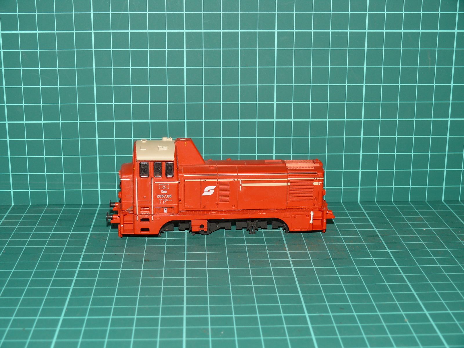 Dieselová posunovací lokomotiva ÖBB 2067.66 / nepojízdné torzo s pojezdem na díly a stavbu – H0