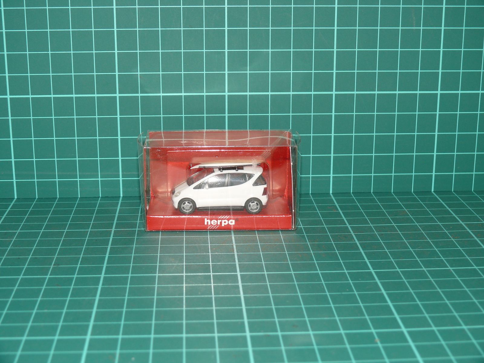 Herpa H0 (1:87) – Mercedes-Benz Třídy A (W168) se surfovacím prknem v originální krabičce (kat. č. 022415) – H0