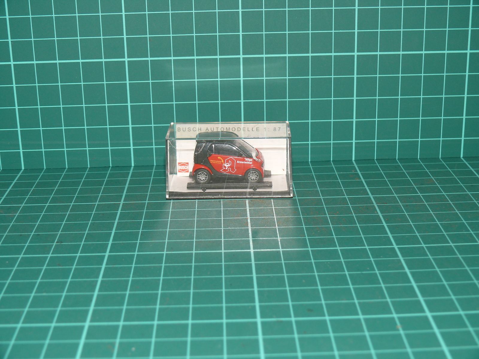 Busch H0 (1:87) – Smart Fortwo „Eilige Arzneimittel / Lékárenský kurýr“ v originální krabičce (kat. č. 48941) – H0