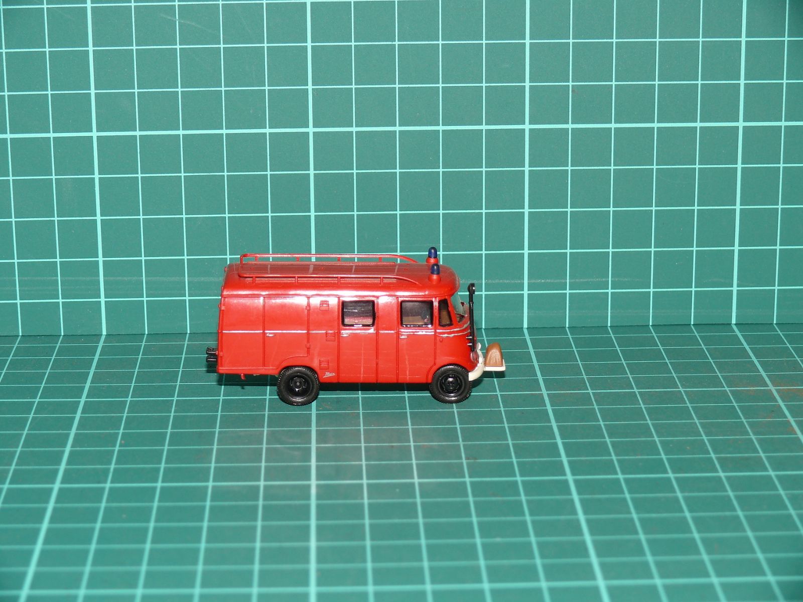 Brekina H0 (1:87) – Mercedes-Benz LF 319 hasičský skříňový vůz s předním čerpadlem a střešní zahrádkou – H0