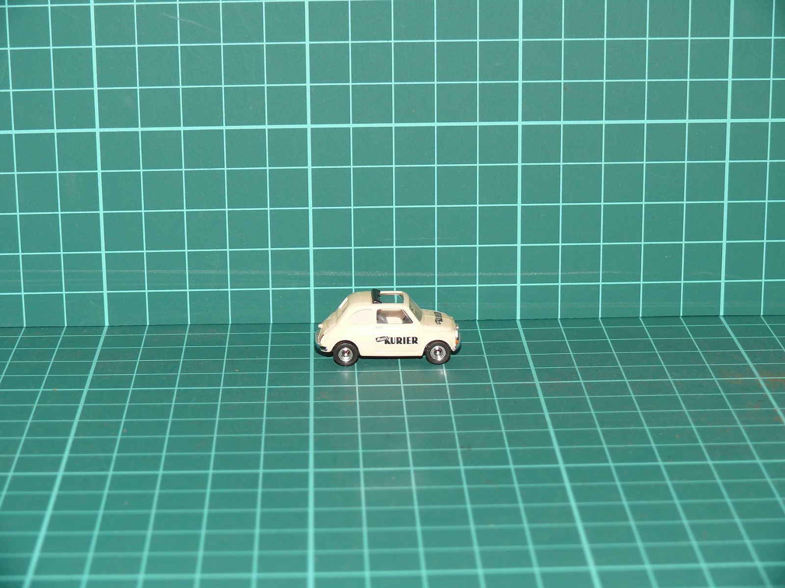 Busch H0 (1:87) – Fiat 500 se stahovací střechou „Kurier / Denní tisk“ – H0