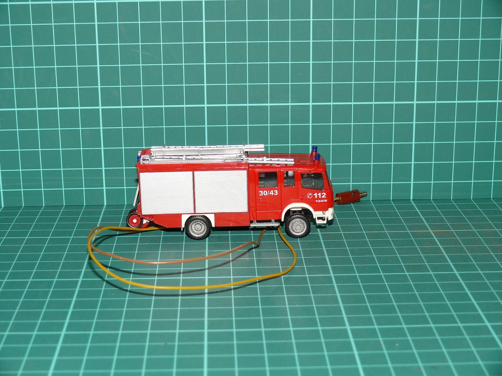 Herpa / Busch H0 (1:87) – Mercedes-Benz Atego 1325 hasičská cisterna / zásahový vůz s osvětlením / majáky – H0
