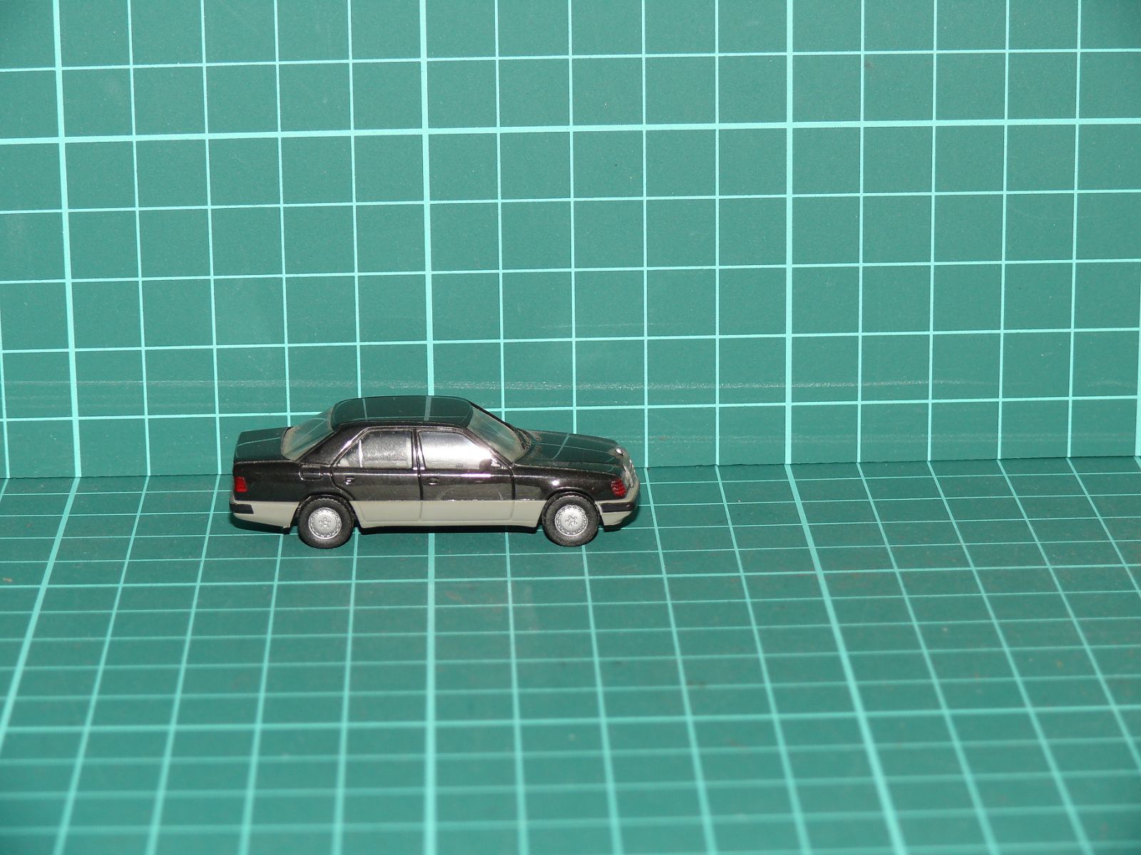 Herpa H0 (1:87) – Mercedes-Benz 500 E / 300 E Sedan (W124) v dvoubarevném provedení – H0