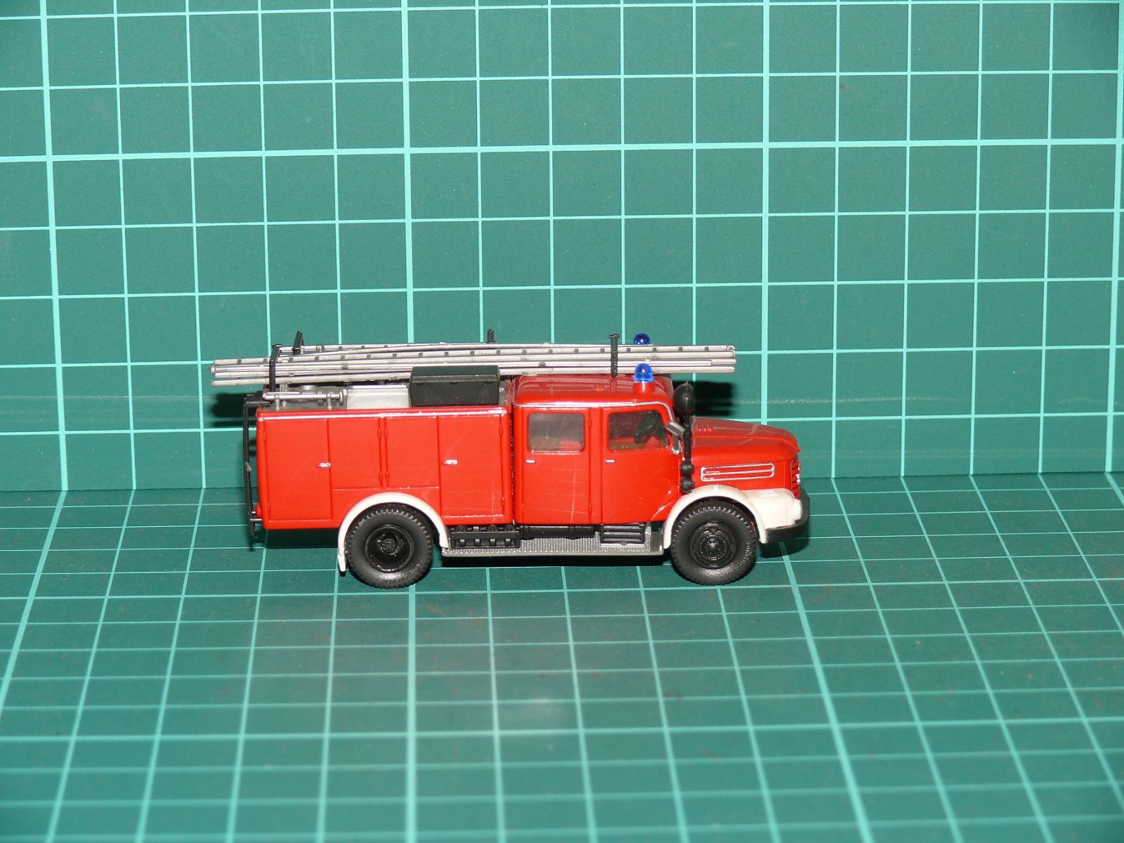 Roco / EMPL H0 (1:87) – Steyr 380 (580) hasičská cisternová stříkačka TLF (Made in Austria) – H0