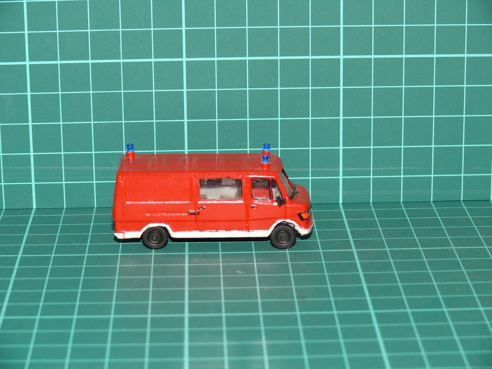 Wiking H0 (1:87) – Mercedes-Benz T2 / Vario hasičský skříňový vůz / dodávka se zadní roletou (upravený) – H0