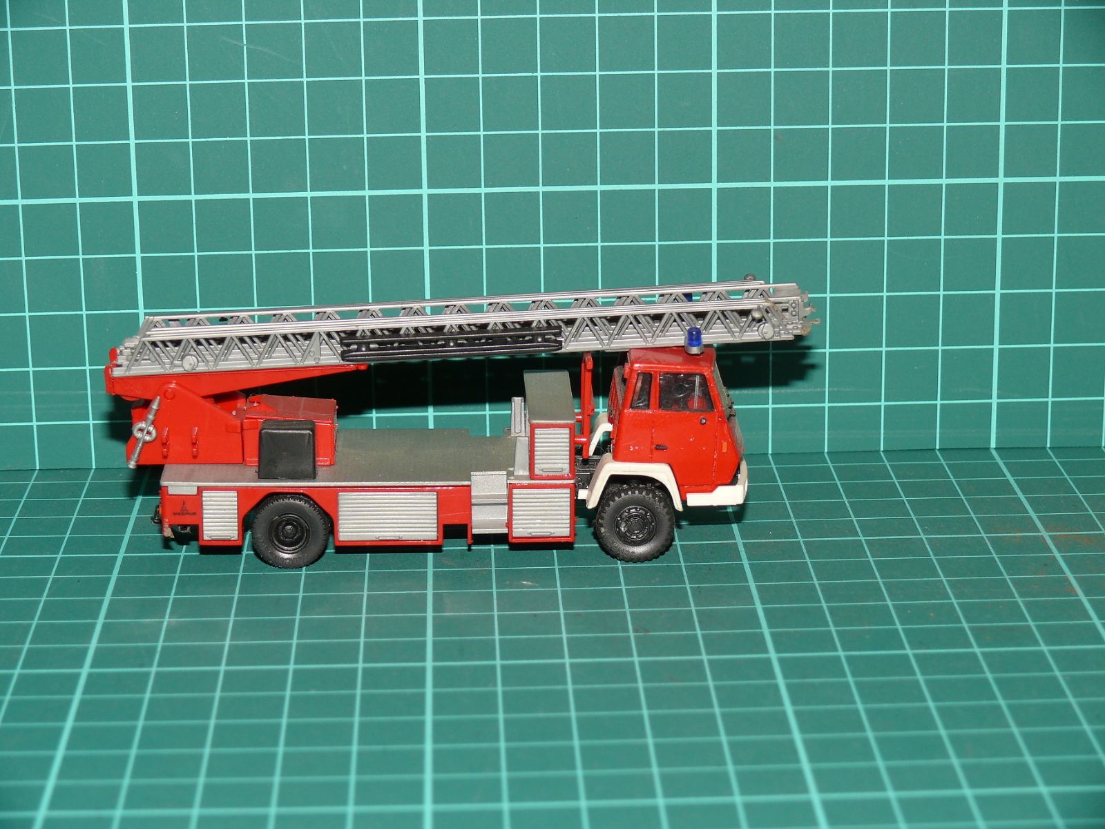 Roco H0 (1:87) – Steyr 91 (890) hasičský automobilový žebřík Magirus DL 30 / Feuerwehr – H0