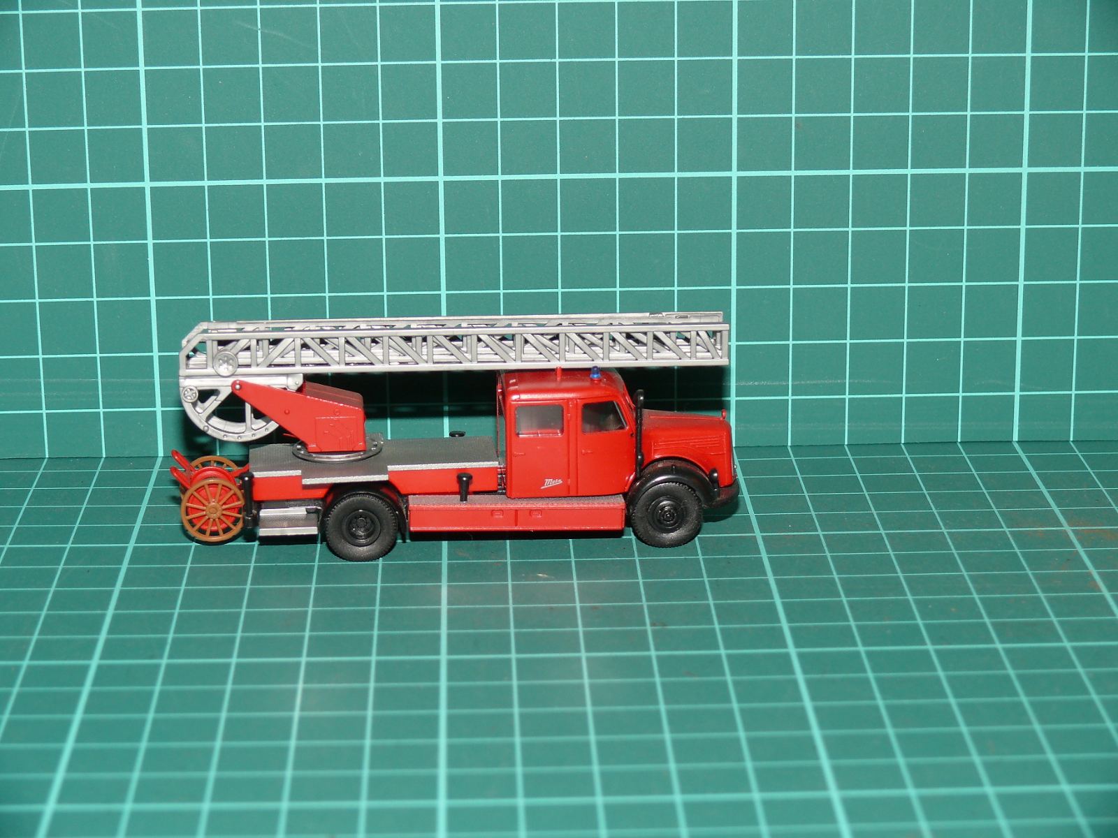 Brekina / Preiser H0 (1:87) – Mercedes-Benz L 3500 hasičský automobilový žebřík Metz DL 25 s navijákem – H0