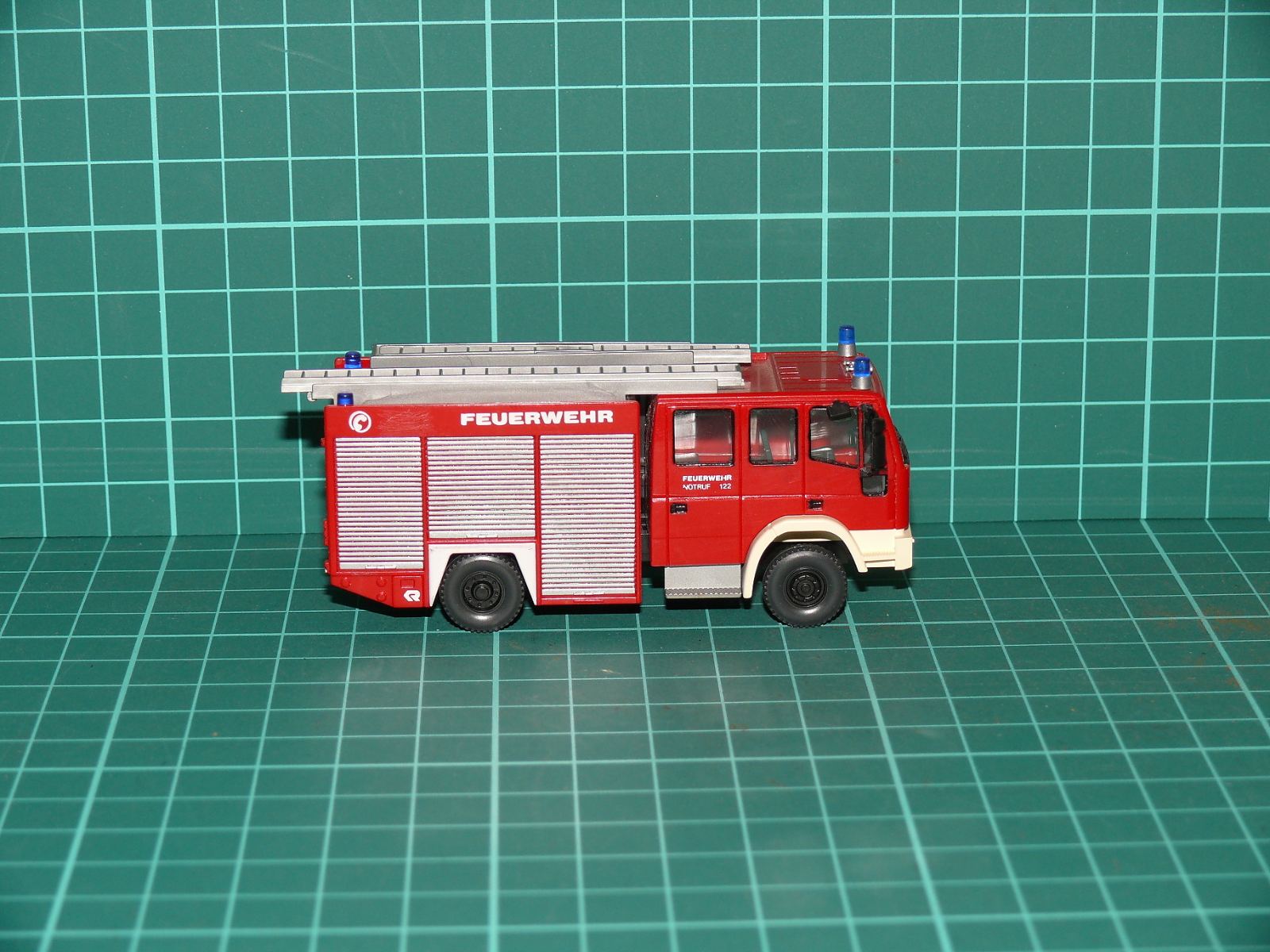 Rietze H0 (1:87) – Iveco EuroFire / Magirus TLF hasičská cisternová stříkačka „Feuerwehr Notruf 122“ – H0