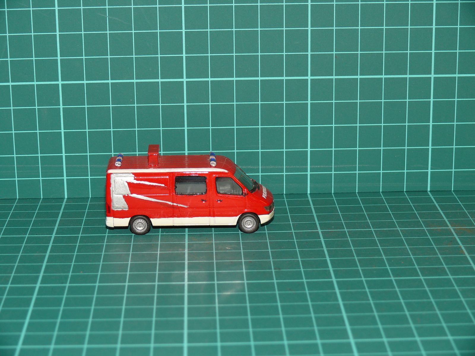 Herpa / Busch H0 (1:87) – Mercedes-Benz Sprinter hasičský velitelský vůz / dodávka (upravený model) – H0