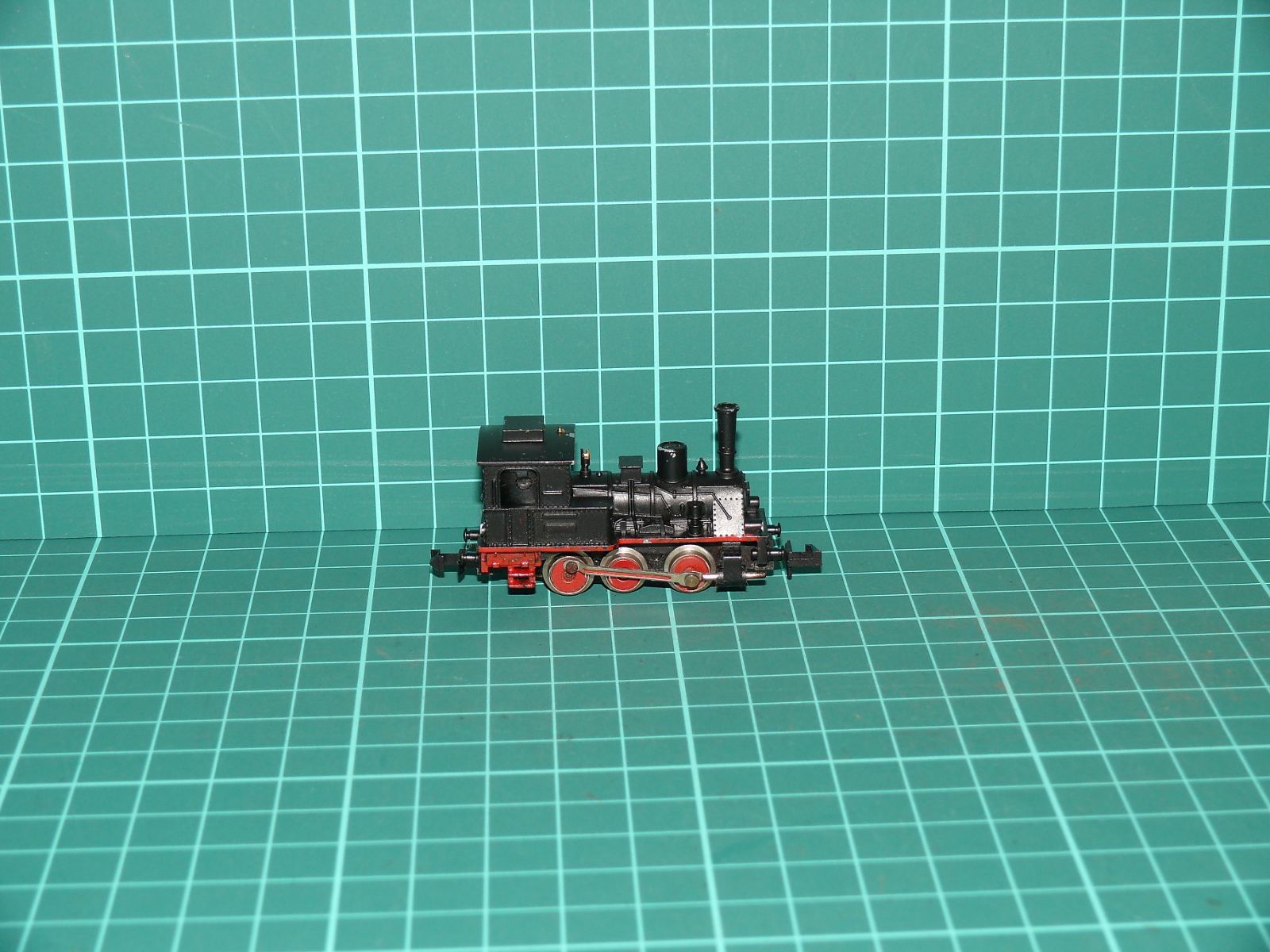 Arnold / Minitrix N (1:160) – Malá parní tendrová lokomotiva BR 89 / T3 / C-Kuppler – N