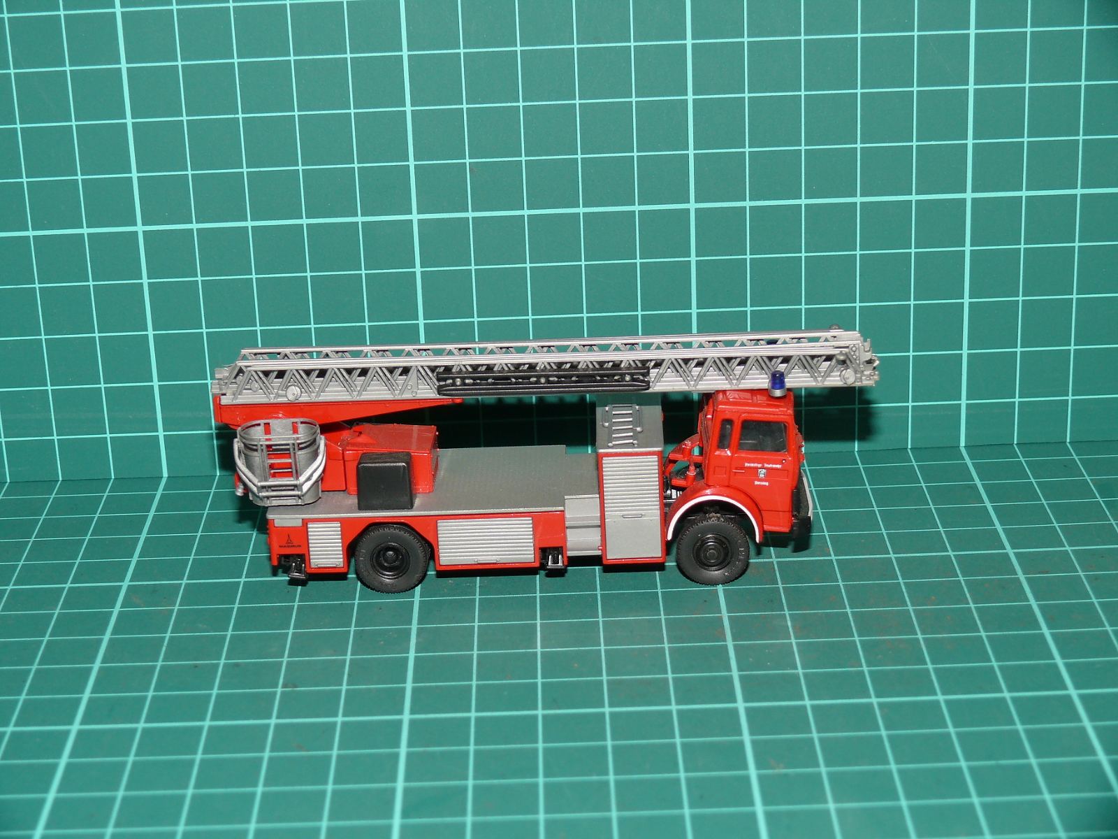 Roco / Preiser H0 (1:87) – Iveco Magirus 160-23 / 190-25 hasičský automobilový žebřík DLK 23-12 s košem – H0