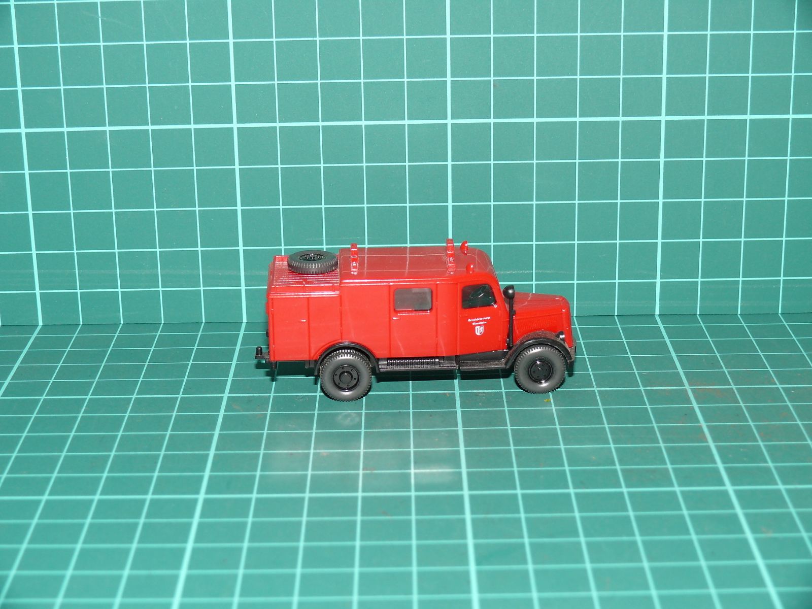 Wiking H0 (1:87) – Opel Blitz hasičský skříňový zásahový vůz LF 8 (nástavba s držáky žebříků) – H0