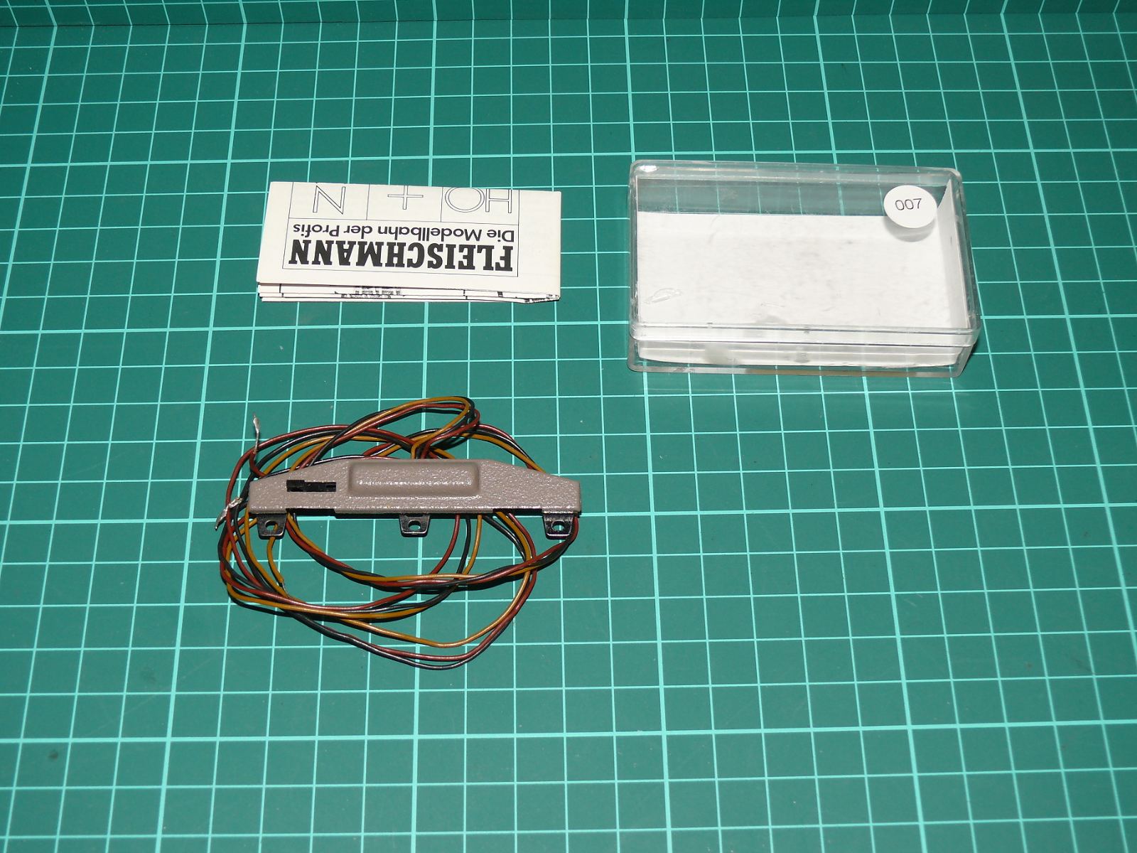 Fleischmann H0 (1:87) – Elektromagnetický přestavník výhybky levý se štěrkovým ložem v krabičce (kat. č. 6441) – H0