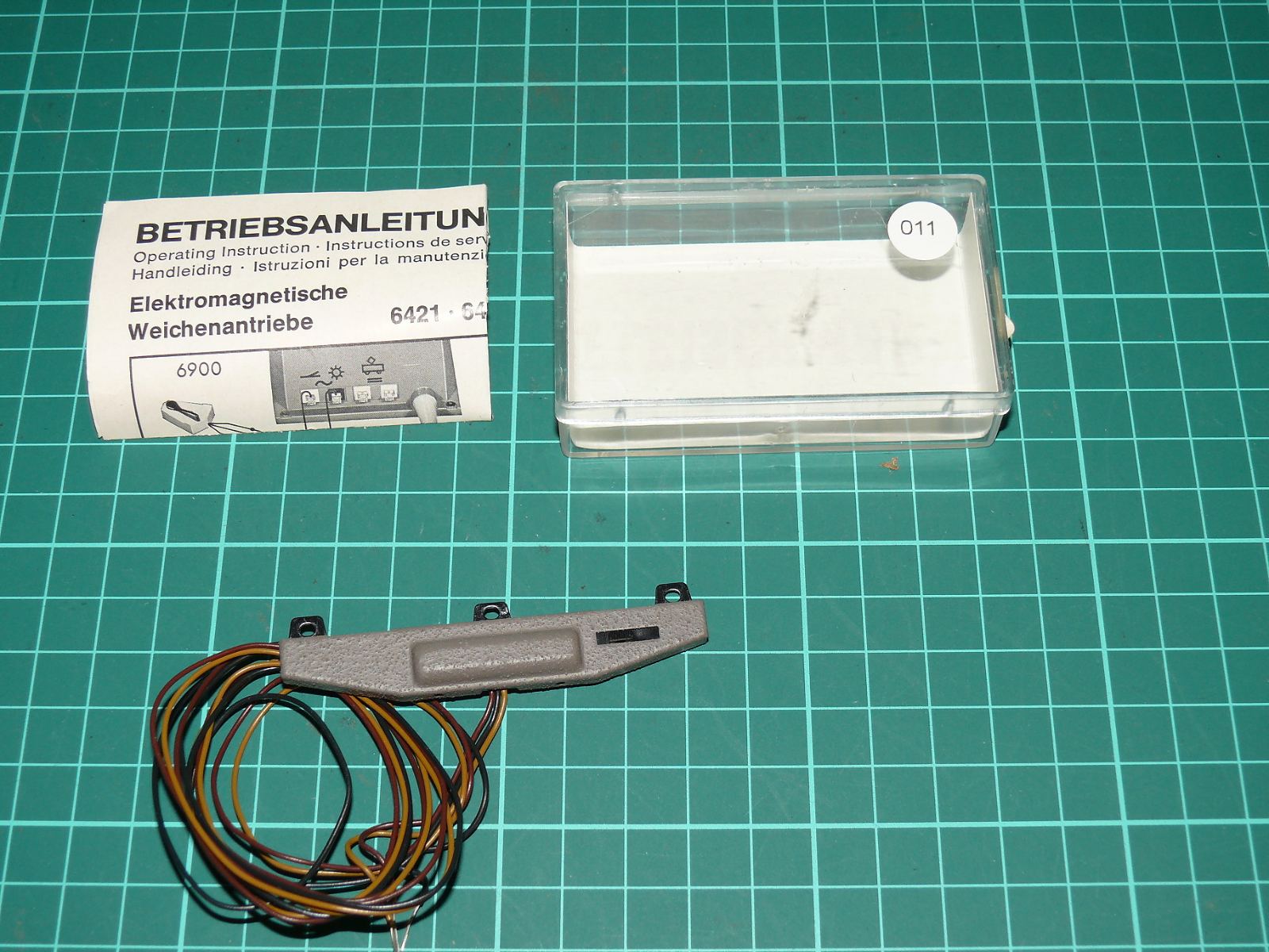 Fleischmann H0 (1:87) – Elektromagnetický přestavník výhybky levý se štěrkovým ložem v krabičce (kat. č. 6441) – H0