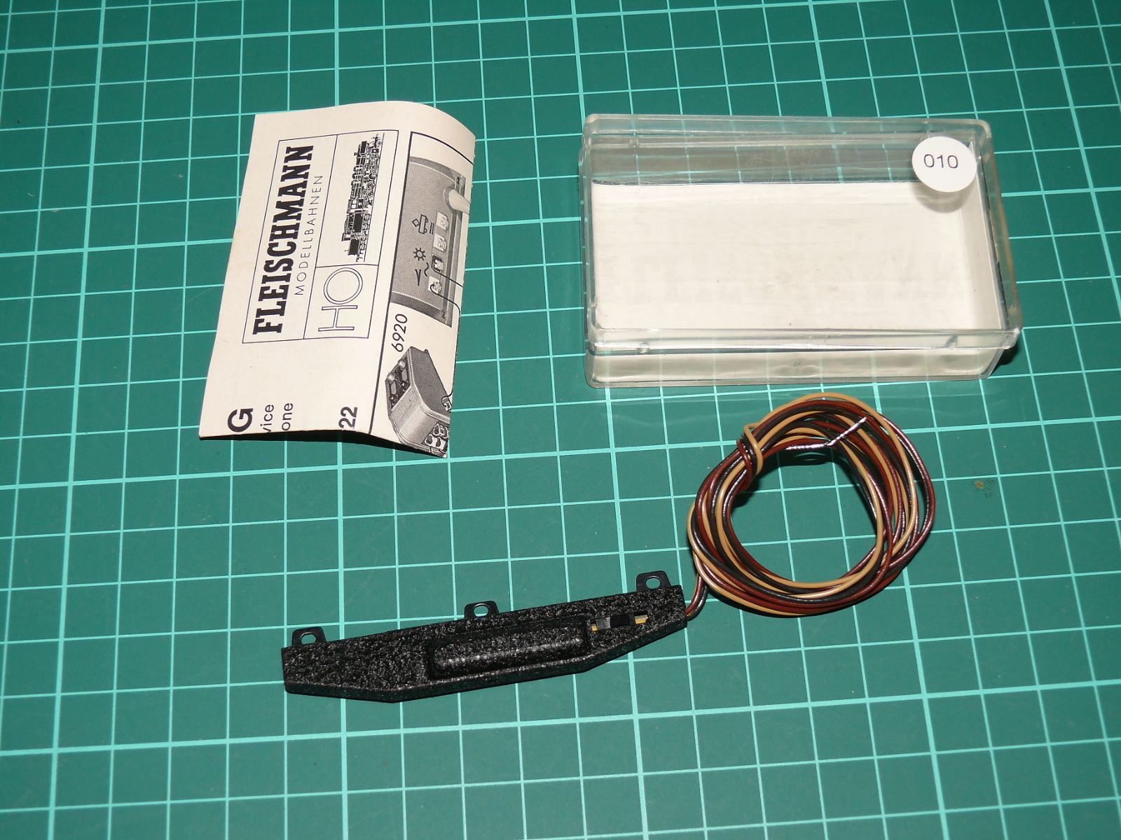 Fleischmann H0 (1:87) – Elektromagnetický přestavník výhybky levý se štěrkovým ložem v krabičce (kat. č. 6441) – H0