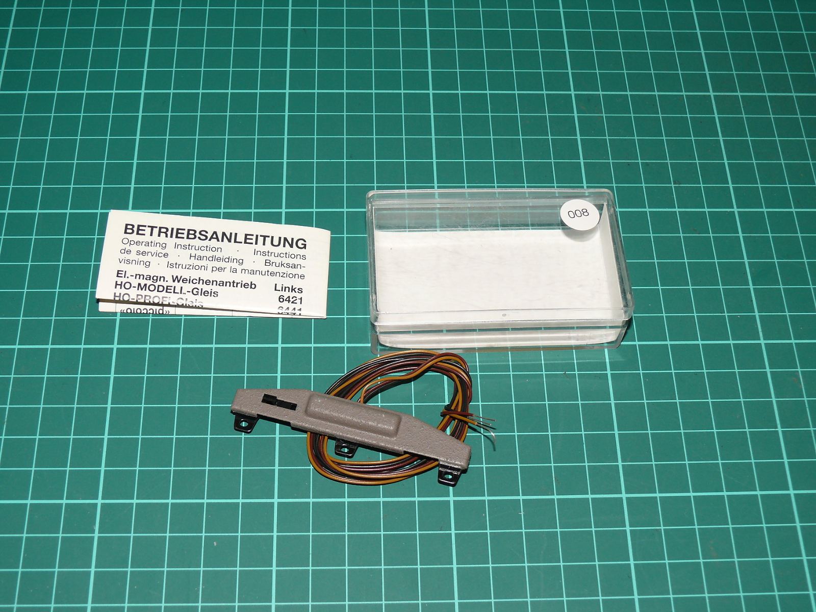 Fleischmann H0 (1:87) – Elektromagnetický přestavník výhybky levý se štěrkovým ložem v krabičce (kat. č. 6441) – H0