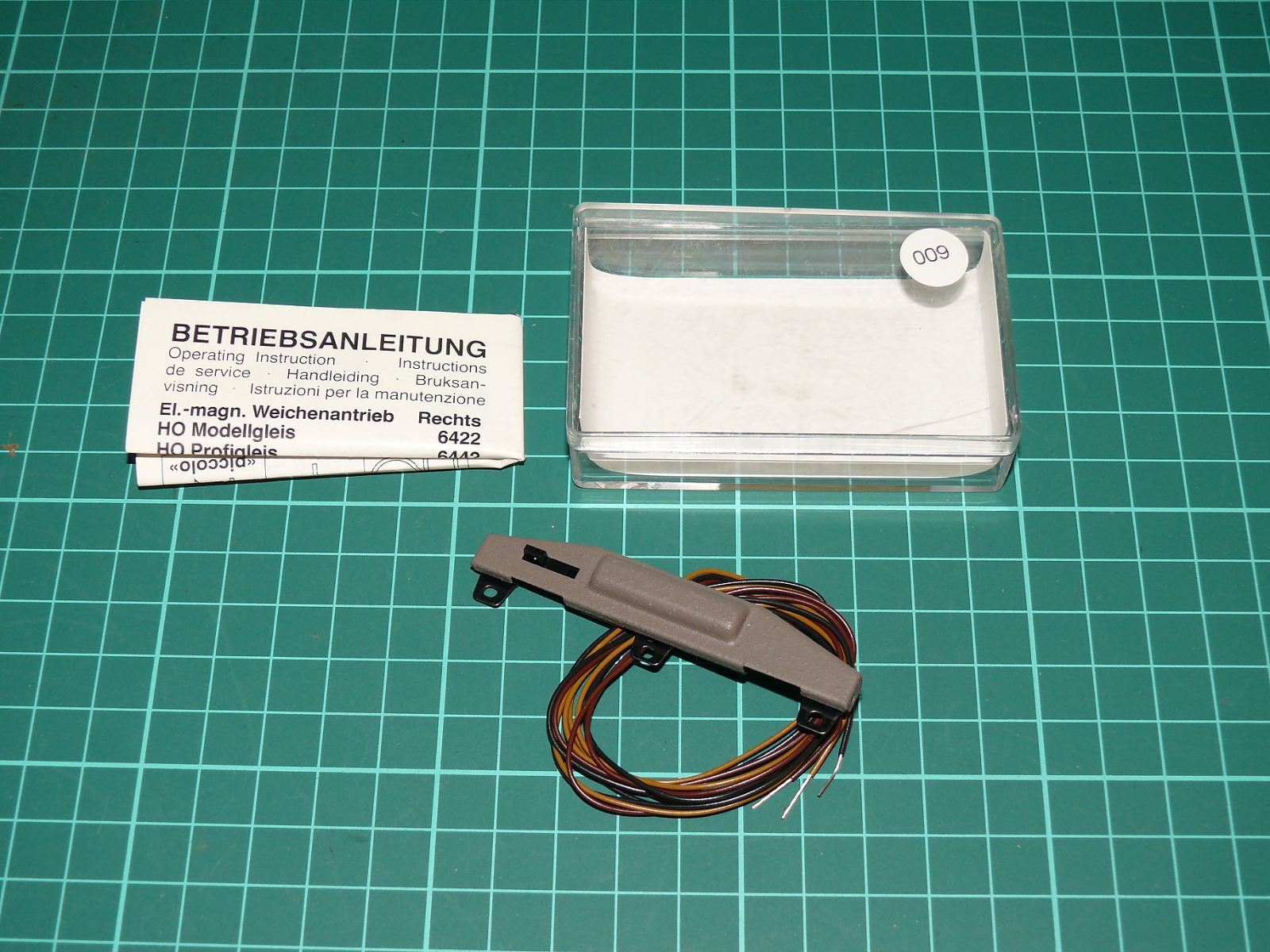 Fleischmann H0 (1:87) – Elektromagnetický přestavník výhybky levý se štěrkovým ložem v krabičce (kat. č. 6441) – H0