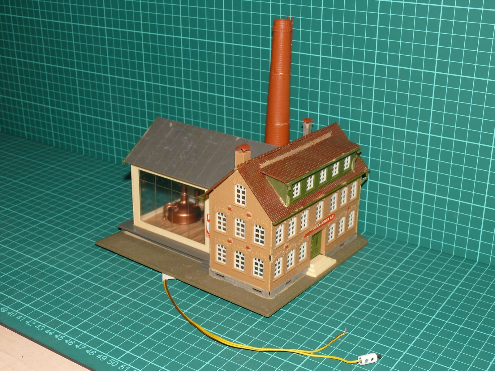 Faller H0 (1:87) – Městský / průmyslový pivovar „Löwenbrauerei“ s varnou, měděnou kádí a vysokým komínem (kat. č. B-291) – H0
