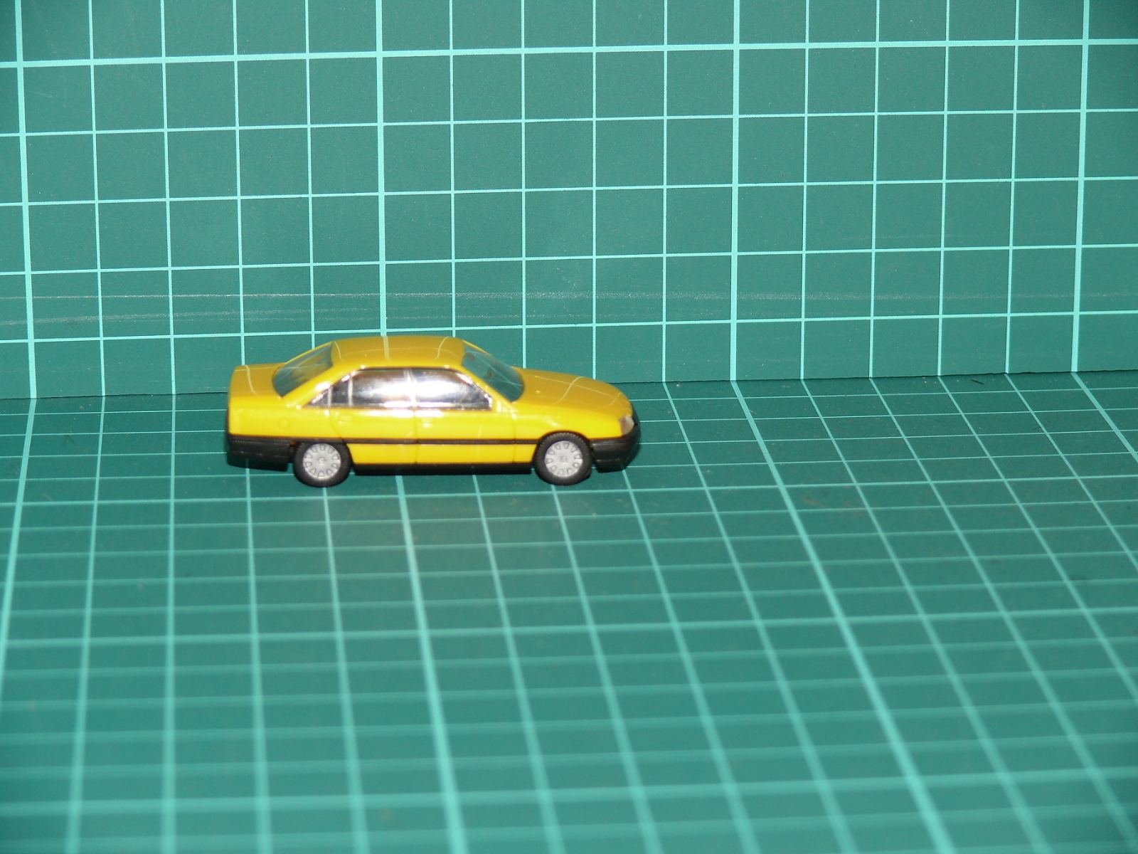 Herpa - Opel Omega GLS Sedan (žlutá) – H0