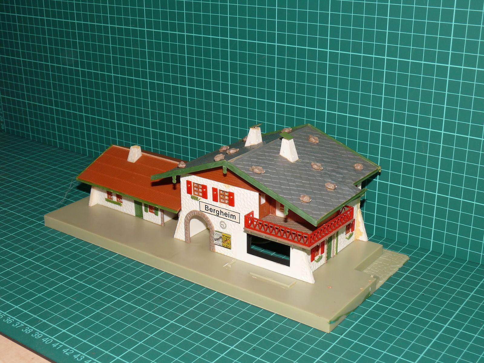 Faller / Pola H0 (1:87) – Alpské podhorské nádraží „Bergheim“ s břidlicovou střechou a krytým peronem – H0