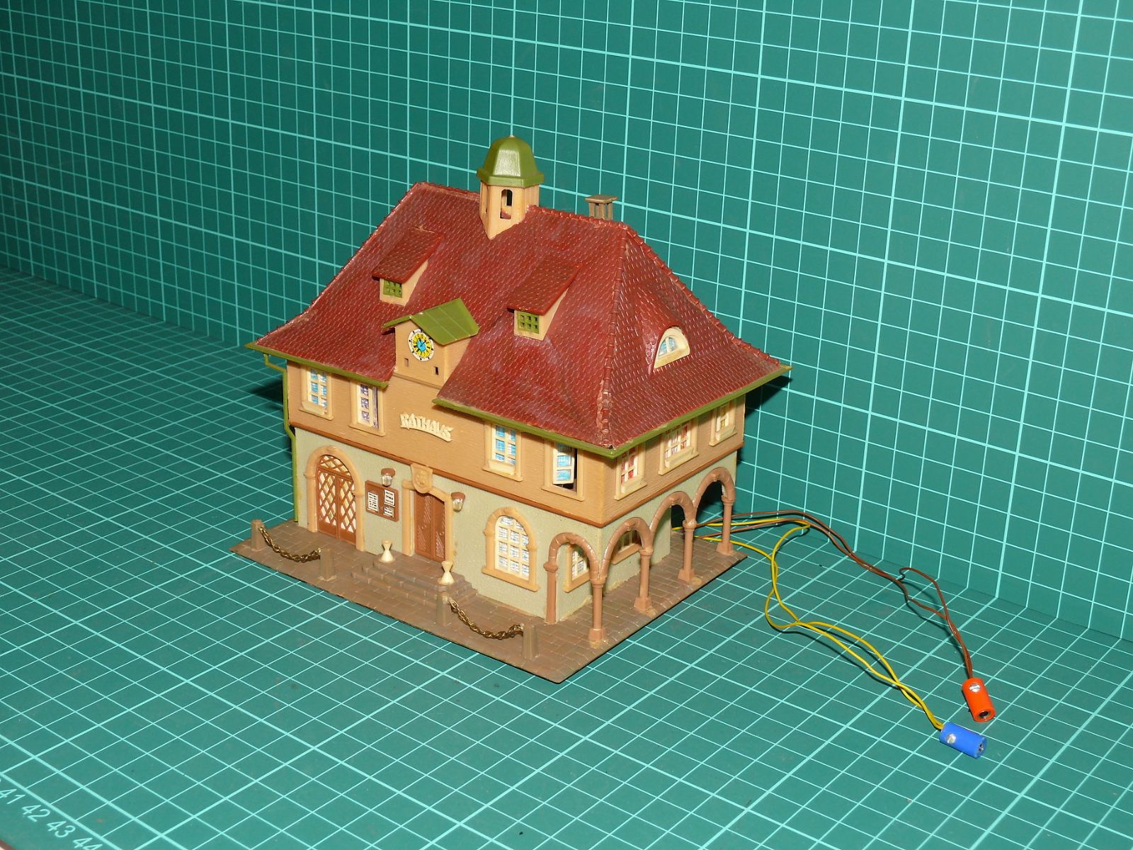Faller H0 (1:87) – Historická městská radnice „Rathaus“ s podloubím, věžičkou a osvětlením (kat. č. B-226 / 130226) – H0
