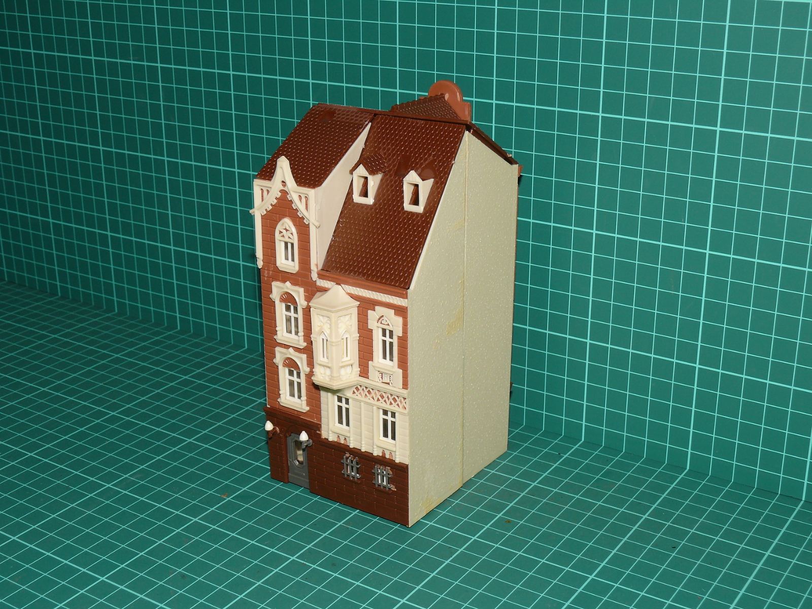 Vollmer H0 (1:87) – Městský činžovní dům / dvojdům „Goethestraße“ s obchodem a arkýřem (kat. č. 3770 / 3771) – H0