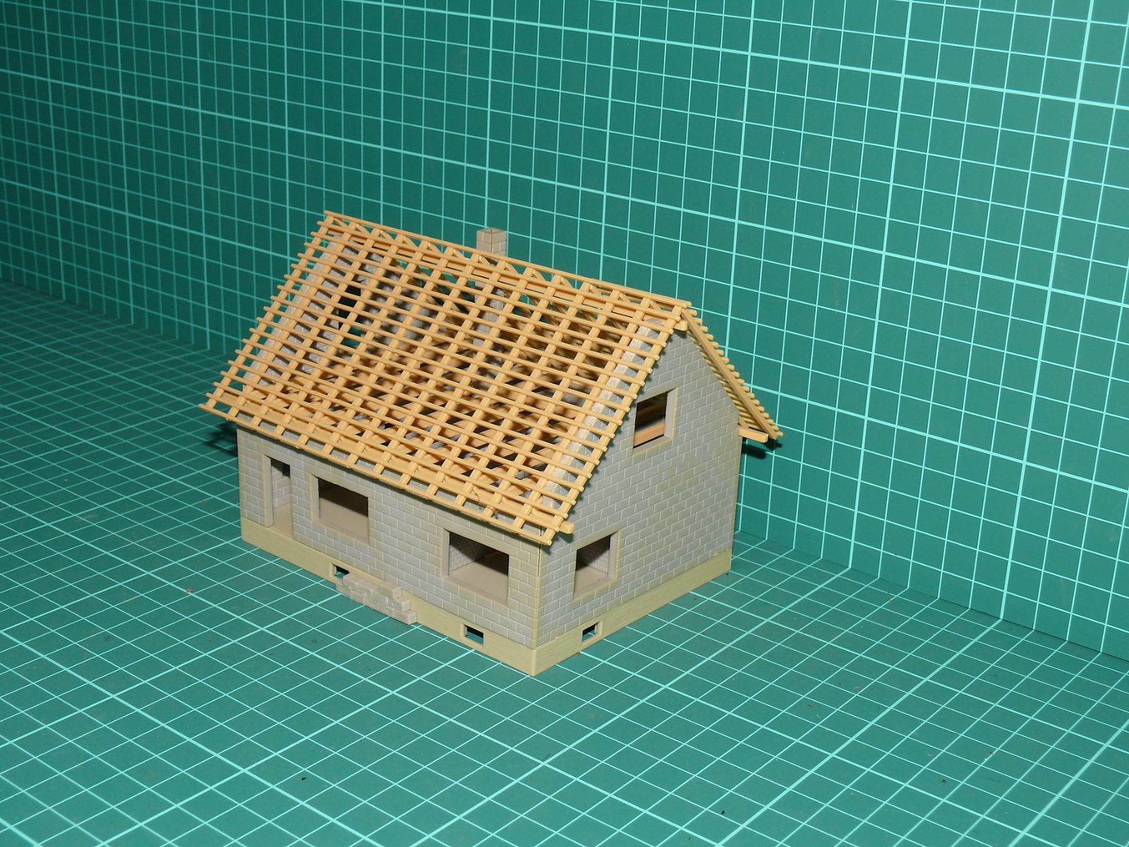 Faller H0 (1:87) – Rodinný dům ve výstavbě / hrubá stavba s krovem a laťováním (kat. č. 130283 / B-283) – H0